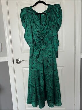 Emerald Green Ruched V-Neck Midi Dress by SETRE
